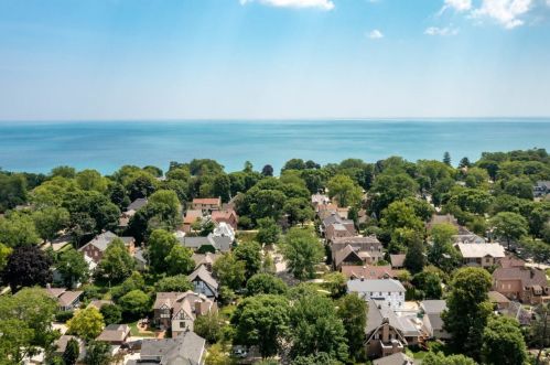 523 Carlisle Ave, Milwaukee WI 53217-4831 exterior