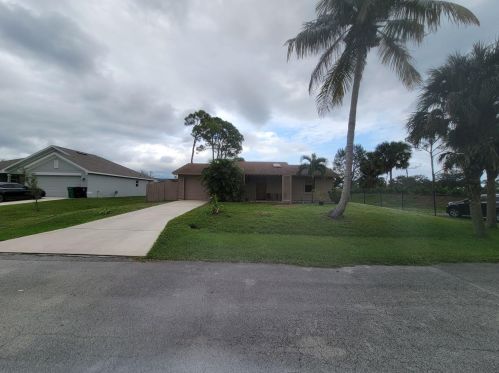 1433 Navajo Ln, Fort Pierce FL  34983-3147 exterior