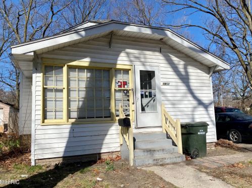 1951 Jarman St, Meskegon, MI 49442-5737