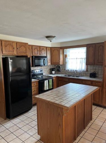 43 Grandview St, New Britain CT 06053-3048 exterior