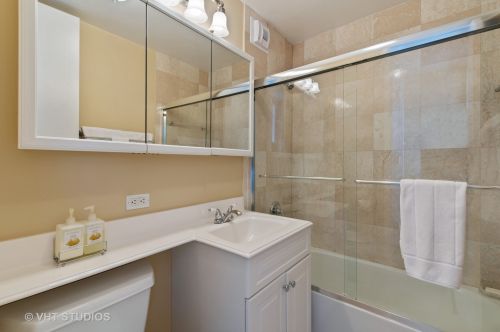 2626 Lakeview Ave, Chicago IL  60614-1809 exterior