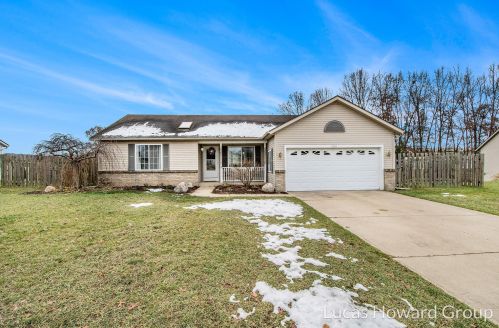 286 Riverwood Dr, Middlevle MI  49333-9075 exterior