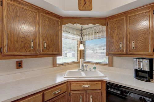 7501 Honey Crk Dr, Milwaukee WI 53221-4062 exterior