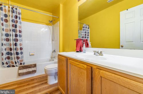 37 Louvain Dr, Hanover PA 17331-8696 exterior