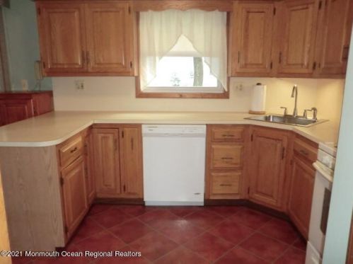 38 Locust Ter, Middletown NJ 07748-1404 exterior