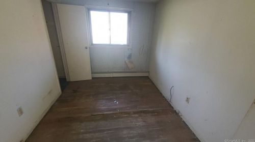 9 Nevins Ave, Enfield CT 06082-2027 exterior