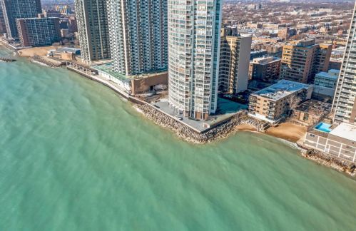 6121 Sheridan Rd, Chicago IL  60660-2878 exterior