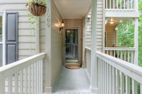 1009 Camden Ct, Atlanta, GA 30327-4276