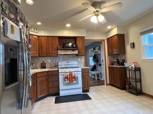 4 Crescent Rd, Edison NJ  08817-4125 exterior