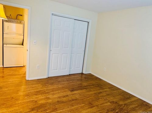 1 Ruth Ct, Middletown NY 10940-5328 exterior