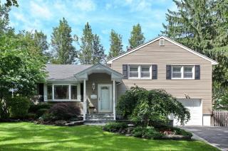 17 Gilbert Ave, Paramus, NJ 07652-4623