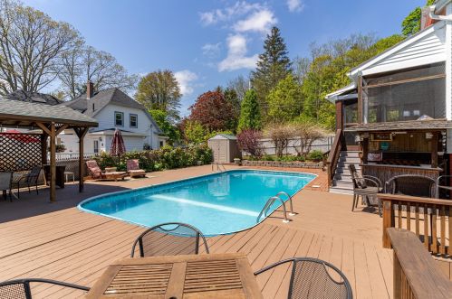 45 Oak St, Dover NH 03820-2845 exterior