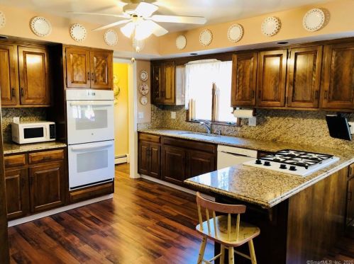 275 New Canaan Ave, Norwalk CT 06850-2620 exterior