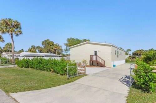 45 Henderson Dr, Naples FL 34114-8232 exterior