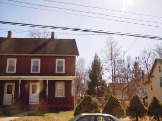 112 Walnut St, Manchester CT  06040-4951 exterior