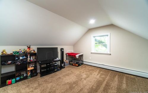 166 Giddings Ave, Windsor CT 06095-3744 exterior