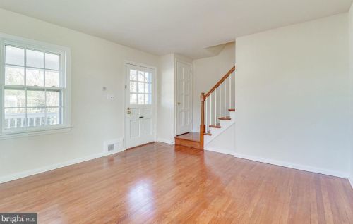 2701 Farmington Dr, Alexandria VA 22303-1315 exterior