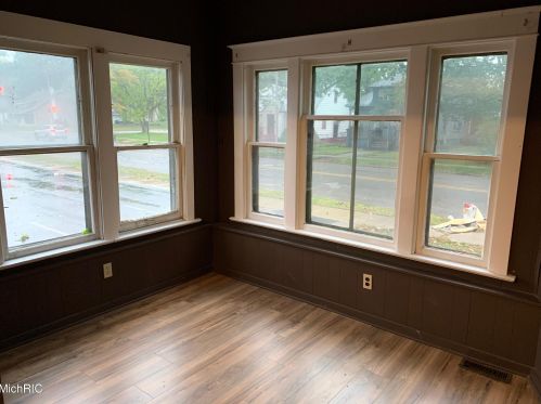 2513 Sanford St, Meskegon MI 49444-1445 exterior