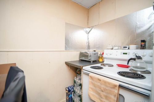 14 Spg St, Enfield CT 06082-3431 exterior