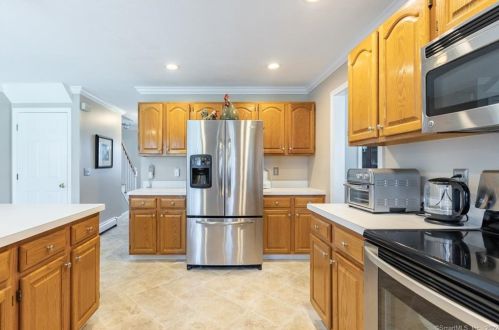 35 Red Oak Hl, Torrington CT 06790-8080 exterior