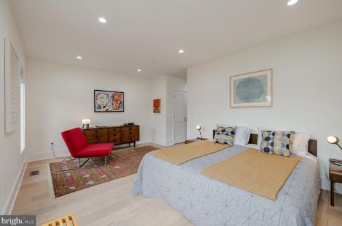 1818 37th St, Washington DC  20007-2238 exterior