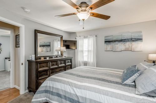 13 Tanglewood Ave, Enfield CT 06082-2621 exterior