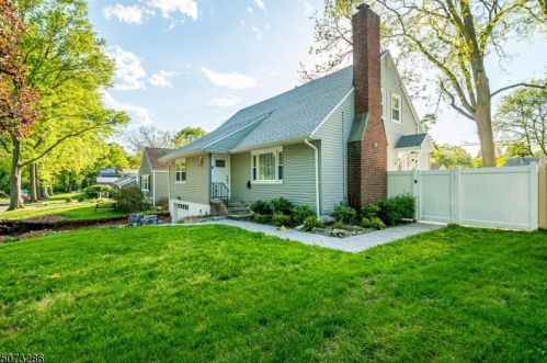 821 Midwood Dr, Rahway, NJ 07065-1713