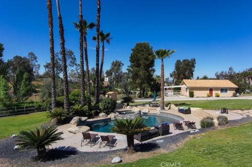 37200 Glenoaks Rd, Temecula CA 92592-8534 exterior