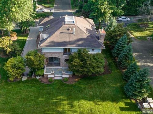 32 Lenox Ave, Demarest, NJ 07627-2000