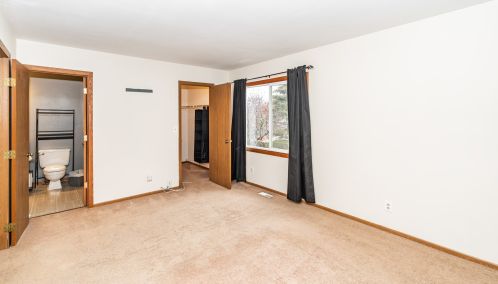 900 Bennington Dr, Bull Valley IL 60014-8875 exterior