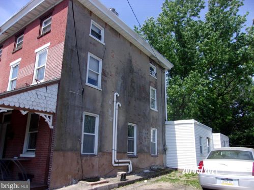 8 Church St, Chester, PA 19015-2424