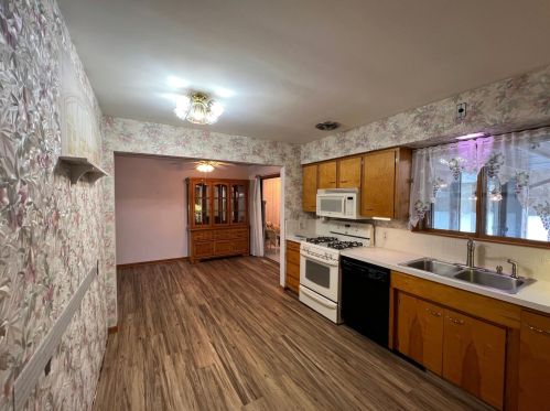 135 Grn Crk Rd, Meskegon MI 49445-2250 exterior