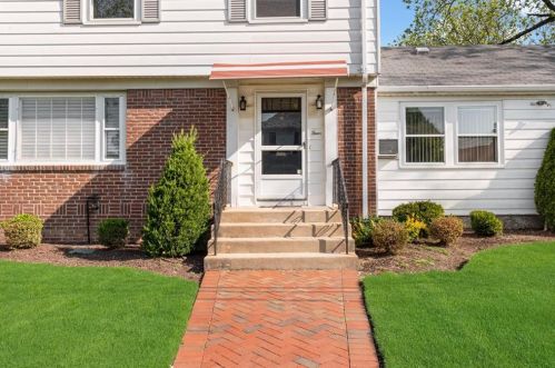 4 Cole Farm Ct, Providence, RI 02906-3424