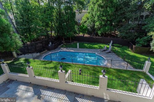 1515 Highwood Dr, Mc Lean VA  22101-5800 exterior