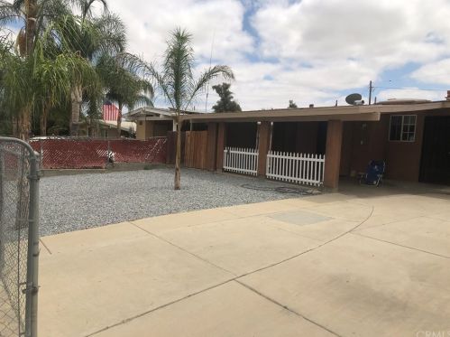 421 8th St, Perris, CA 92570-2369