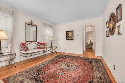 73 Gates Ave, Valley Stream NY 11580-3206 exterior