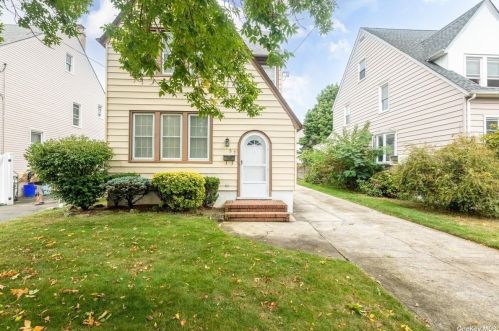 57 Liggett Rd, Valley Stream, NY 11581-2116