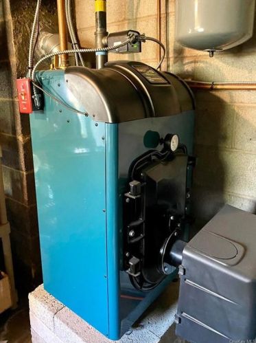 8 Casper Crk Rd, Poughkeepsie NY 12603-5004 exterior