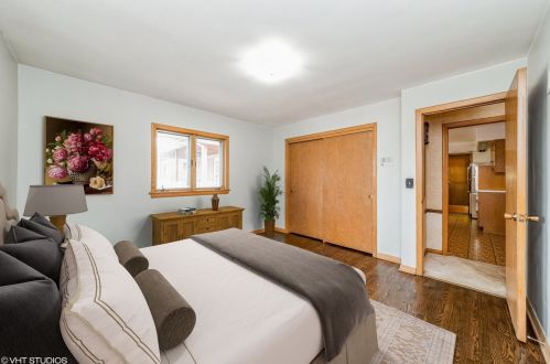 7542 Ainslie St, Chicago IL 60630-2302 exterior