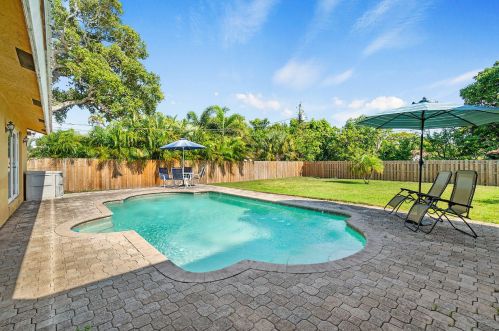 145 8th St, Boca Raton, FL 33432-2627