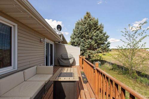 204 Ridgewood Dr, Chaska MN 55318 exterior