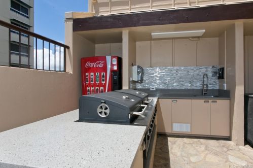 320 Liliuokalani Ave, Honolulu HI  96815-3550 exterior