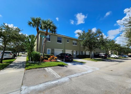 2125 Glen Ridge Dr, Fort Pierce FL  34952-8023 exterior