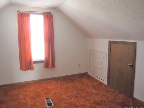 94 Hawthorne St, Manchester CT 06042-3021 exterior