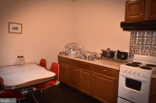 154 Hanover St, Trenton, NJ 08608-1704