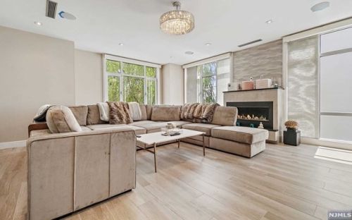 24 Casta Ln, Edgewater NJ 07020-1504 exterior