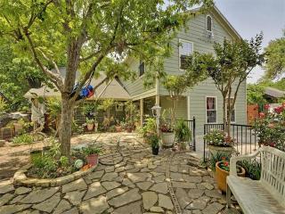 2203 Palmera Cv, Austin, TX 78744-2808