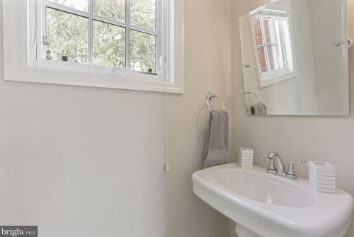 121 6 St, Washington DC 20002-2215 exterior