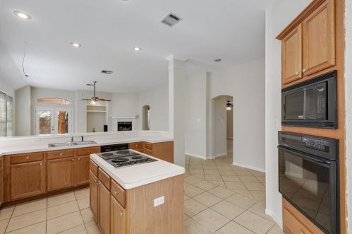 1729 Dapplegrey Ln, Austin TX 78727-4545 exterior