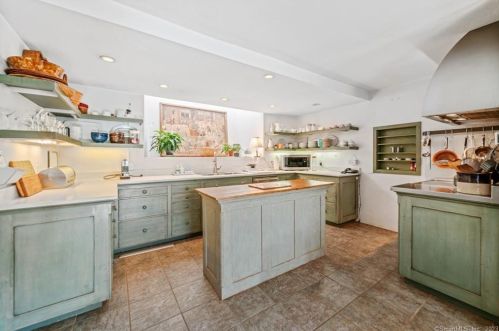 76 Davenport Rd, Roxbury CT 06783-1000 exterior